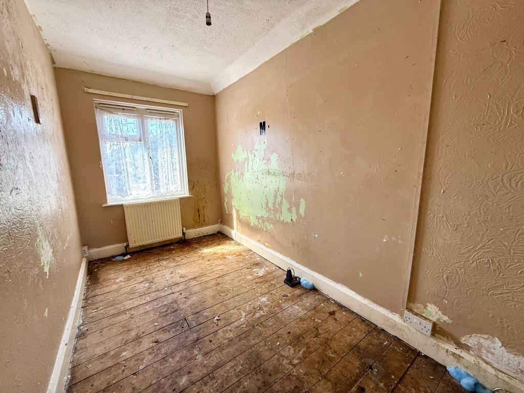 Lot: 74 - THREE-BEDROOM HOUSE FOR REFURBISHMENT - Bedroom three